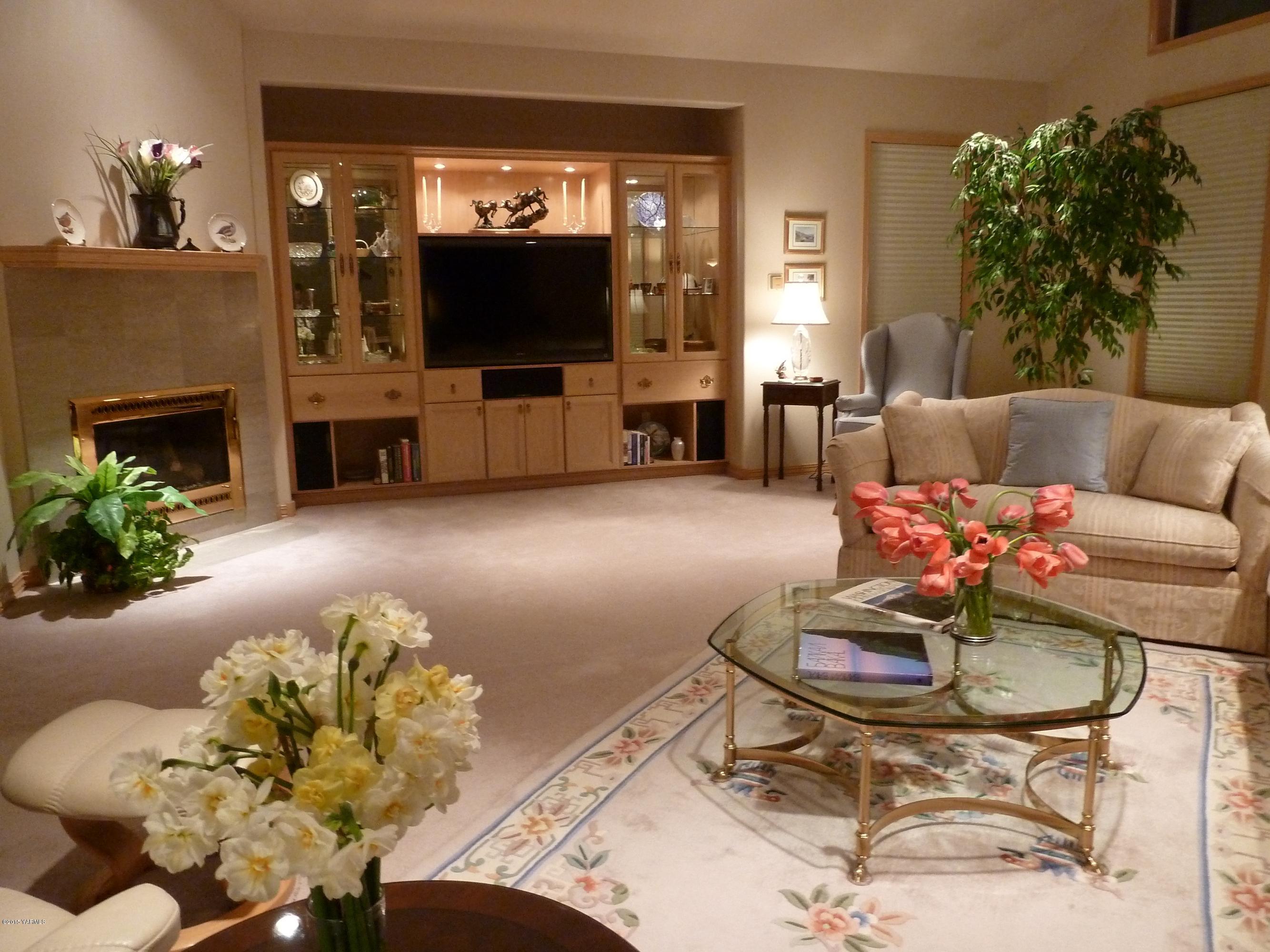 14000 Marble Road Yakima, WA 98908 - Photo 6 of 22 a living room with furniture and a flat screen tv