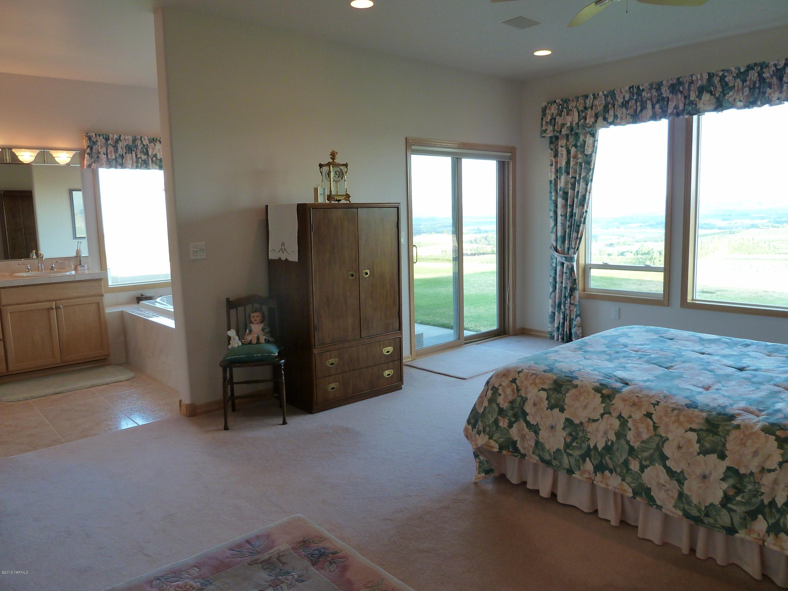 14000 Marble Road Yakima, WA 98908 - Photo 9 of 22 a spacious bedroom with a bed and a large window