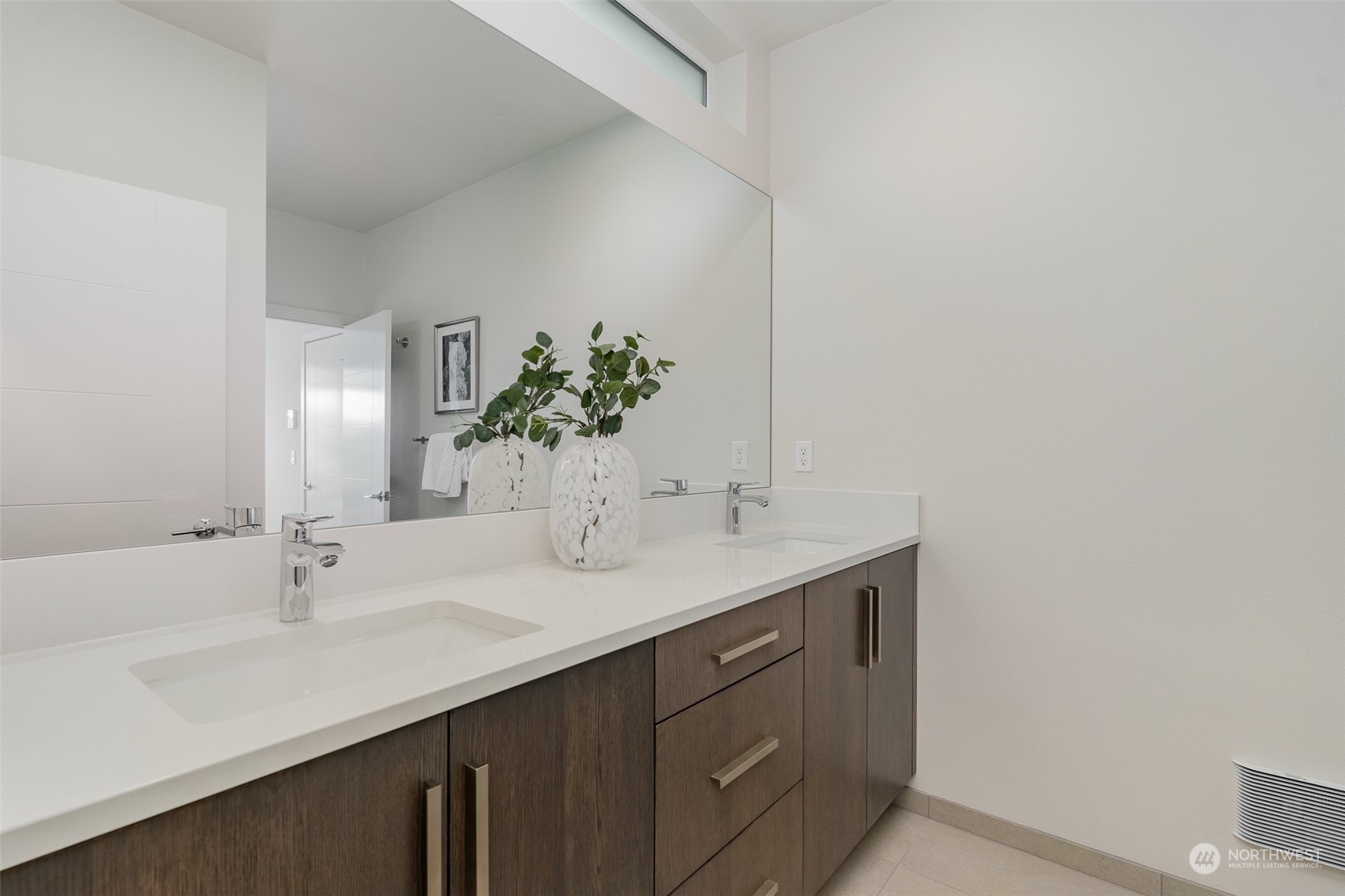 2425 8th Avenue North Seattle, WA 98109 - Photo 15 of 30