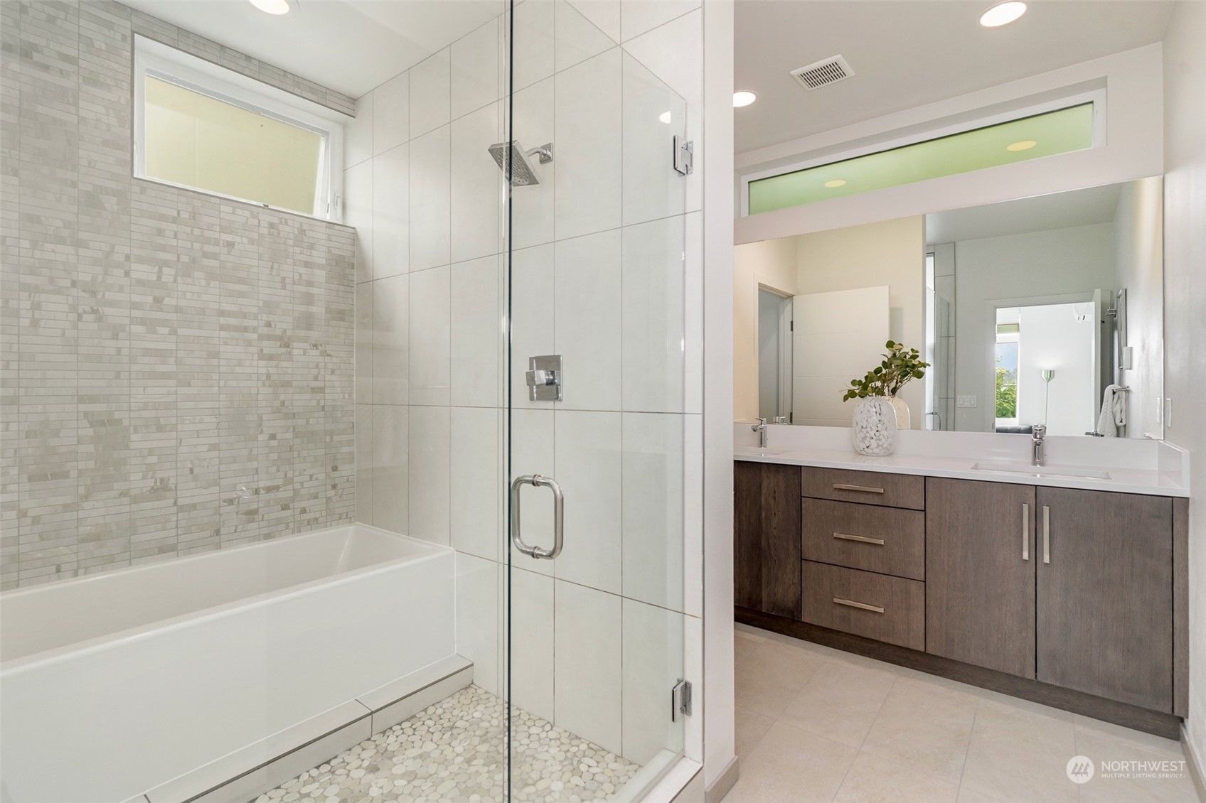 2425 8th Avenue North Seattle, WA 98109 - Photo 16 of 30