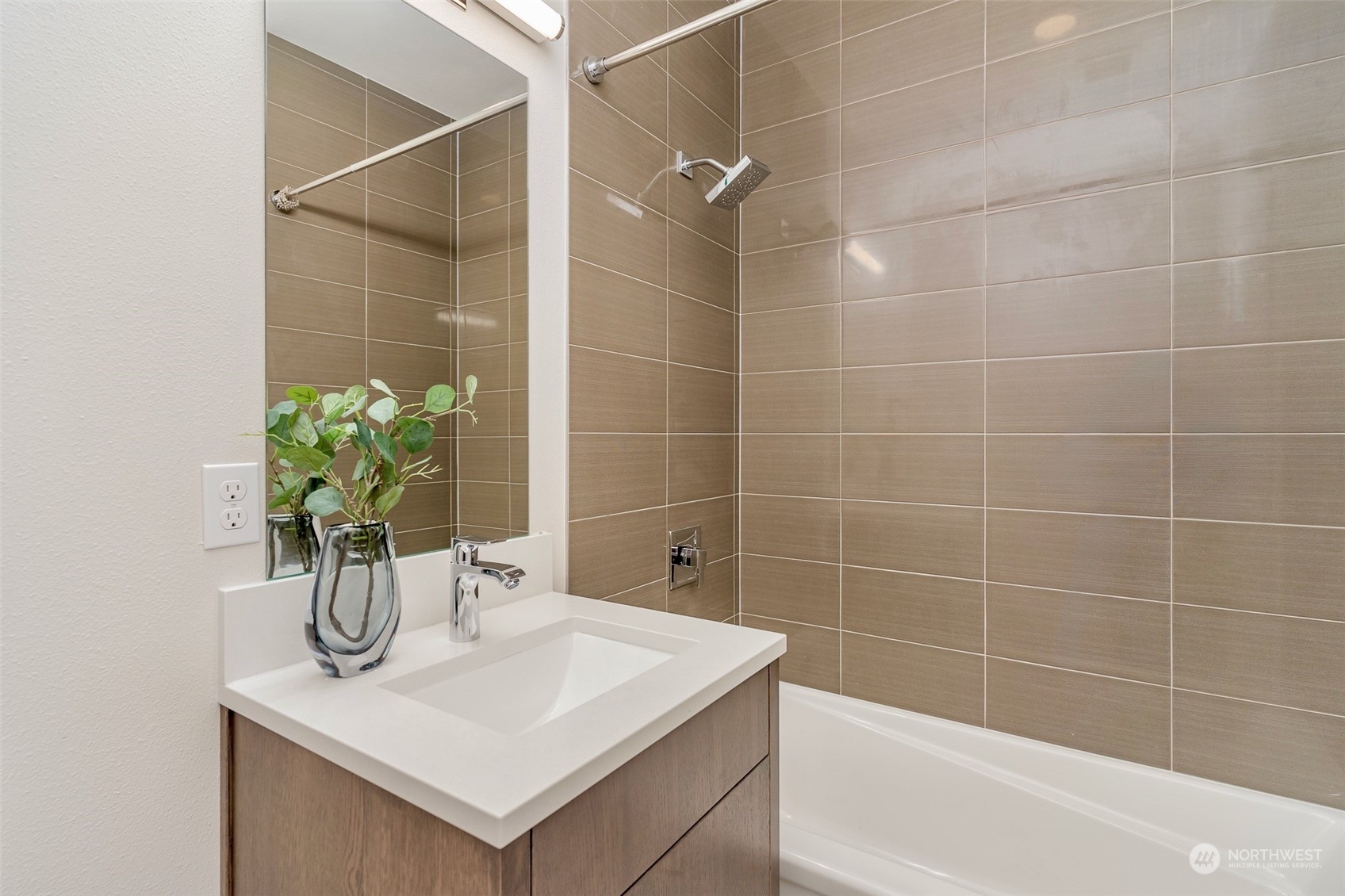 2425 8th Avenue North Seattle, WA 98109 - Photo 21 of 30