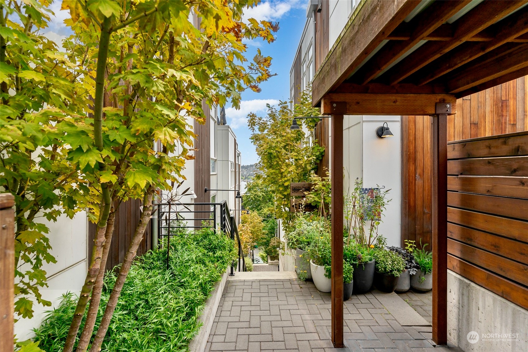 2425 8th Avenue North Seattle, WA 98109 - Photo 23 of 30