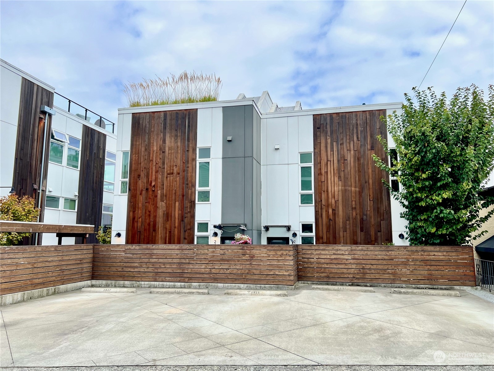 2425 8th Avenue North Seattle, WA 98109 - Photo 27 of 30