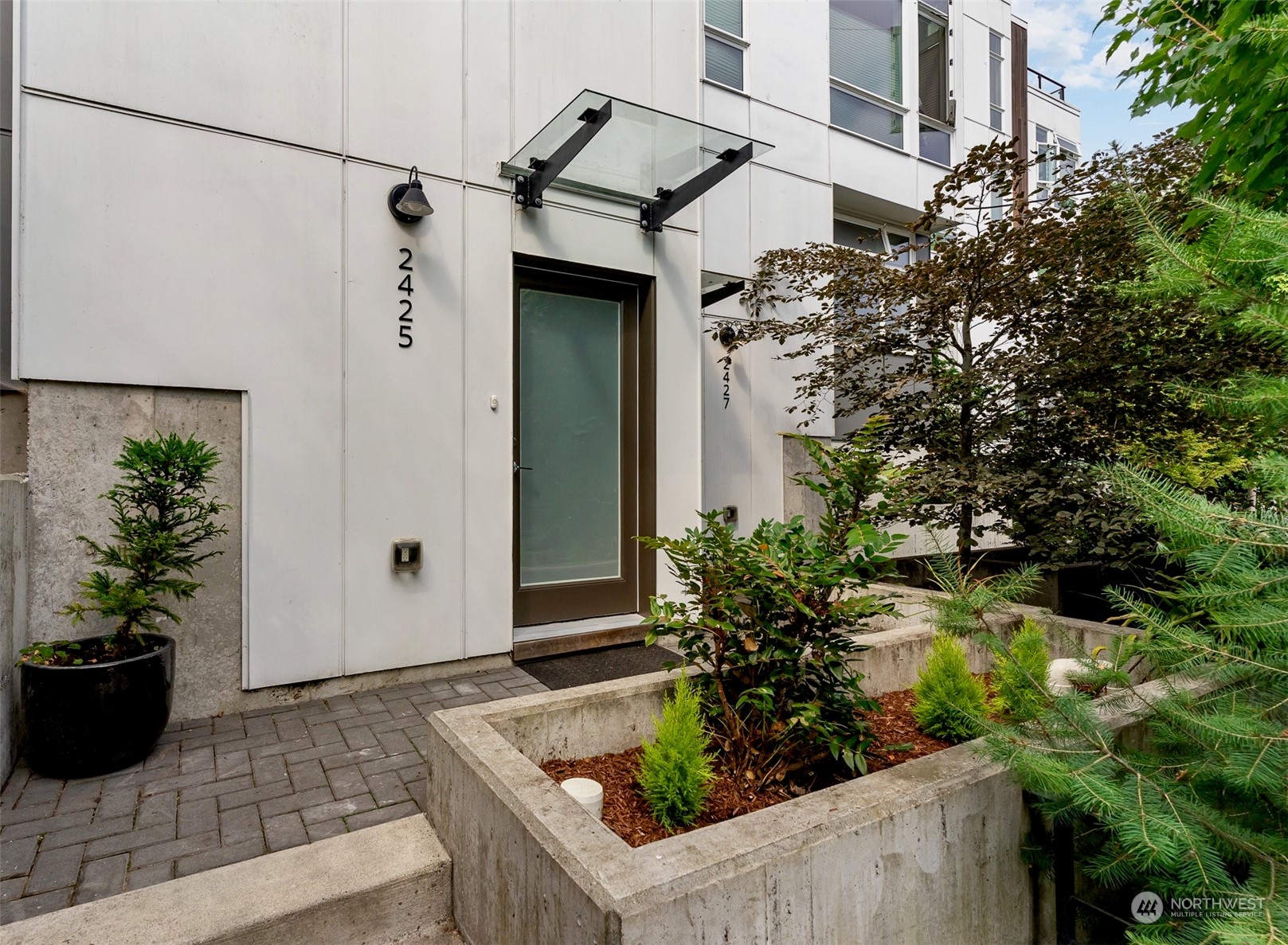 2425 8th Avenue North Seattle, WA 98109 - Photo 4 of 30