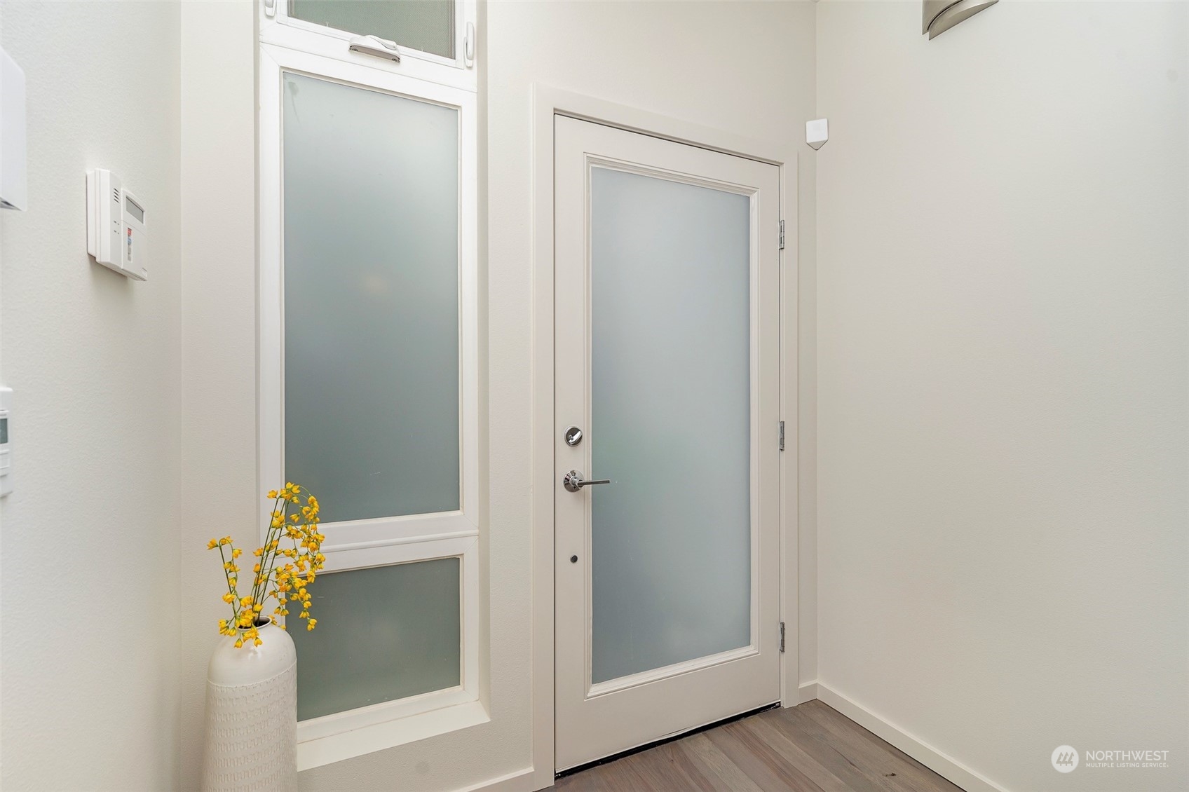 2425 8th Avenue North Seattle, WA 98109 - Photo 6 of 30