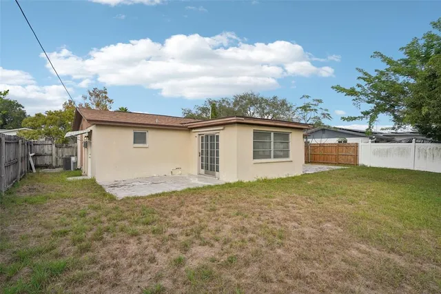 a view of a backyard