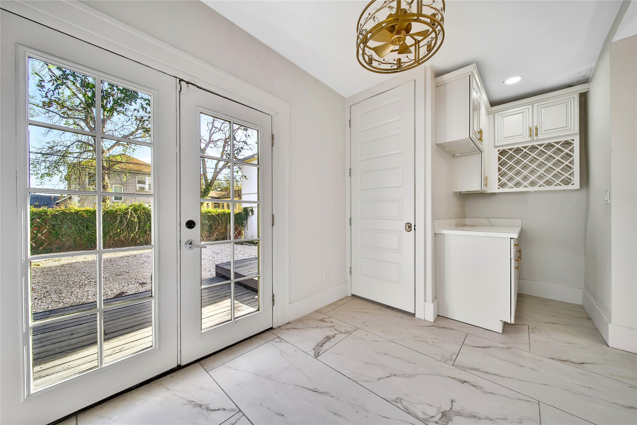 2405 Arbor Street Houston, TX 77004 - Photo 19 of 41 a view of a hallway with entryway