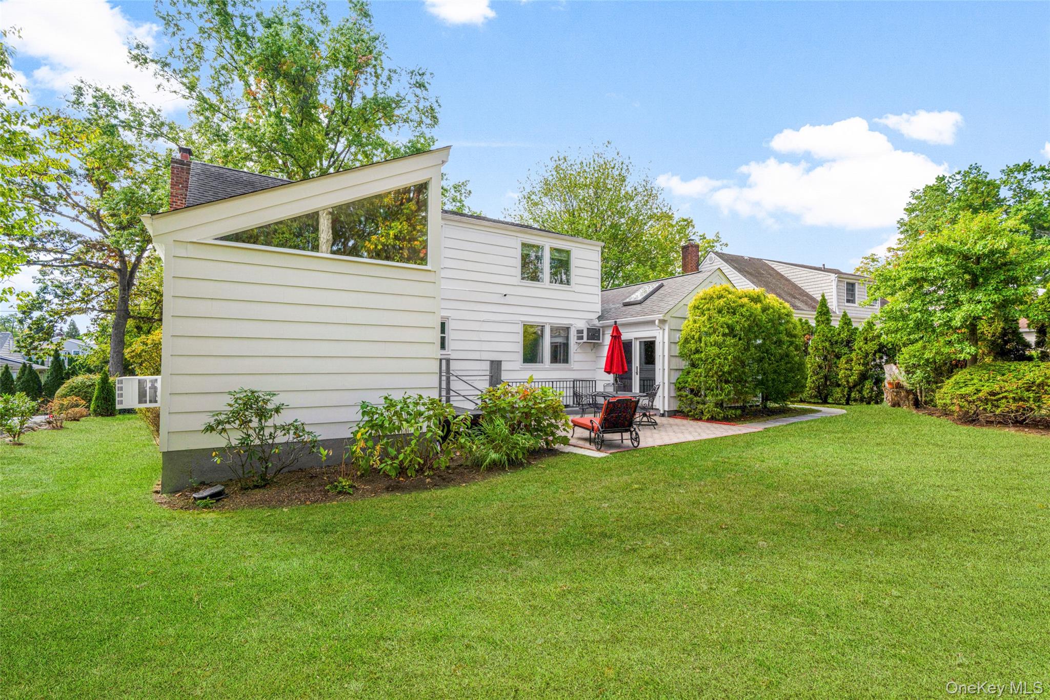 151 Hilburn Road Scarsdale, NY 10583 - Photo 33 of 40 a backyard of a house with table and chairs