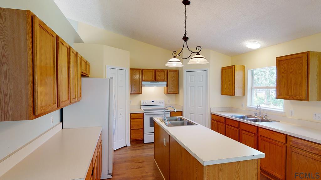 75 Raintree Place Palm Coast, FL 32164 - Photo 7 of 31 MASSIVE AND WELL-DESIGNED KITCHEN!