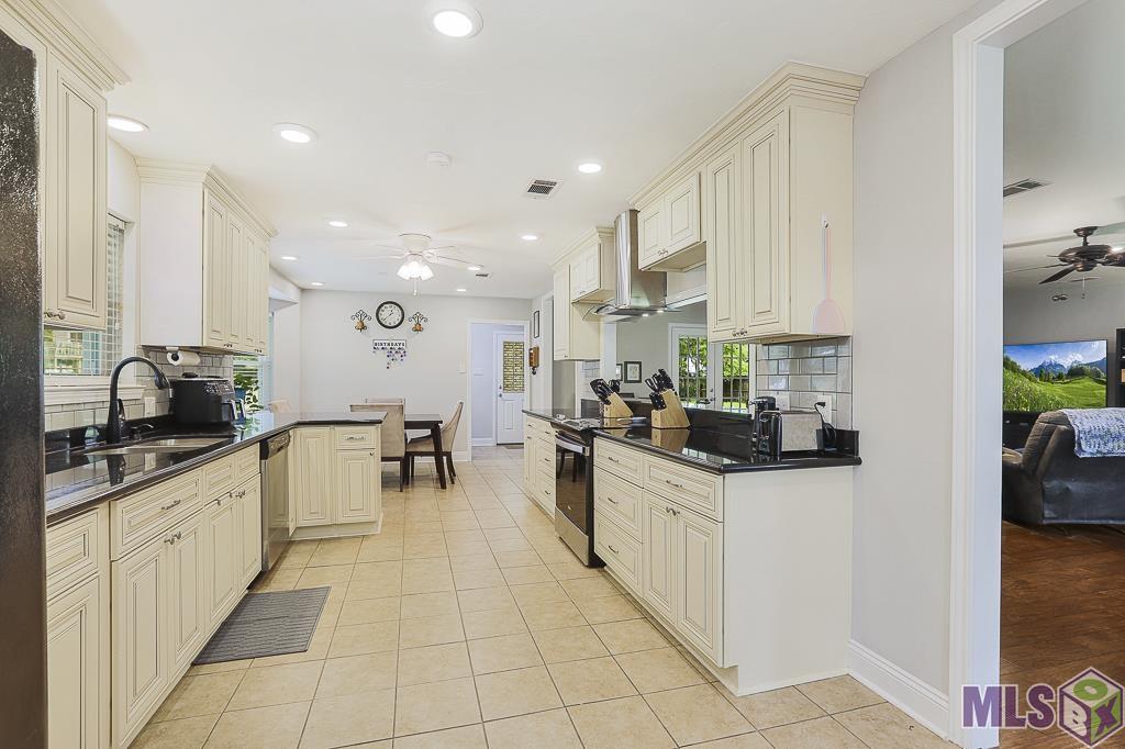 11052 Buxton Road St. Amant, LA 70774 - Photo 6 of 24