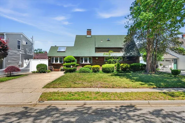 $689,000 | 61 Elbow Lane, Levittown, NY 11756