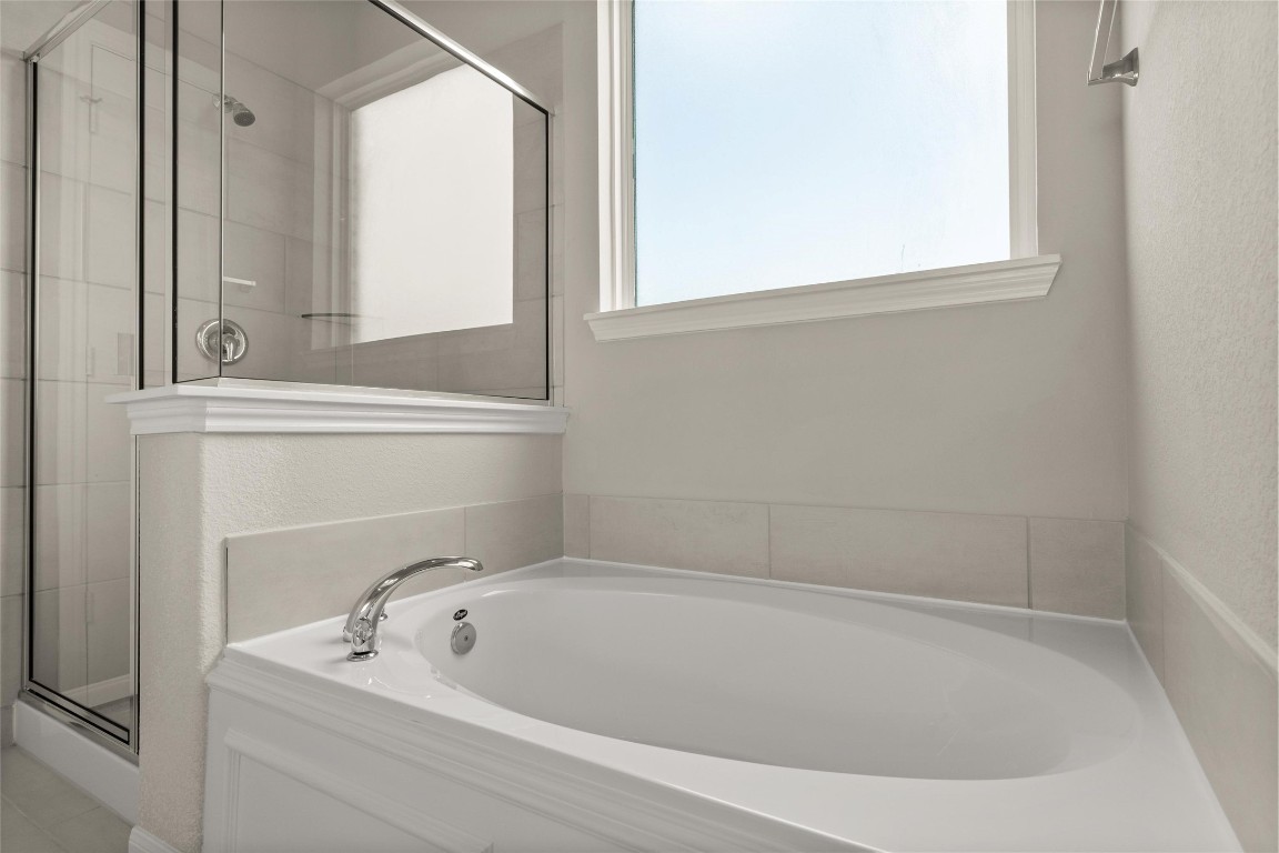 313 Redbud Rdg Drive Brookshire, TX 77423 - Photo 11 of 32 a bath tub sitting next to a window