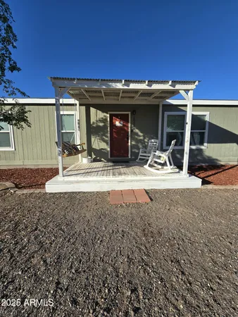 a view of a house with backyard