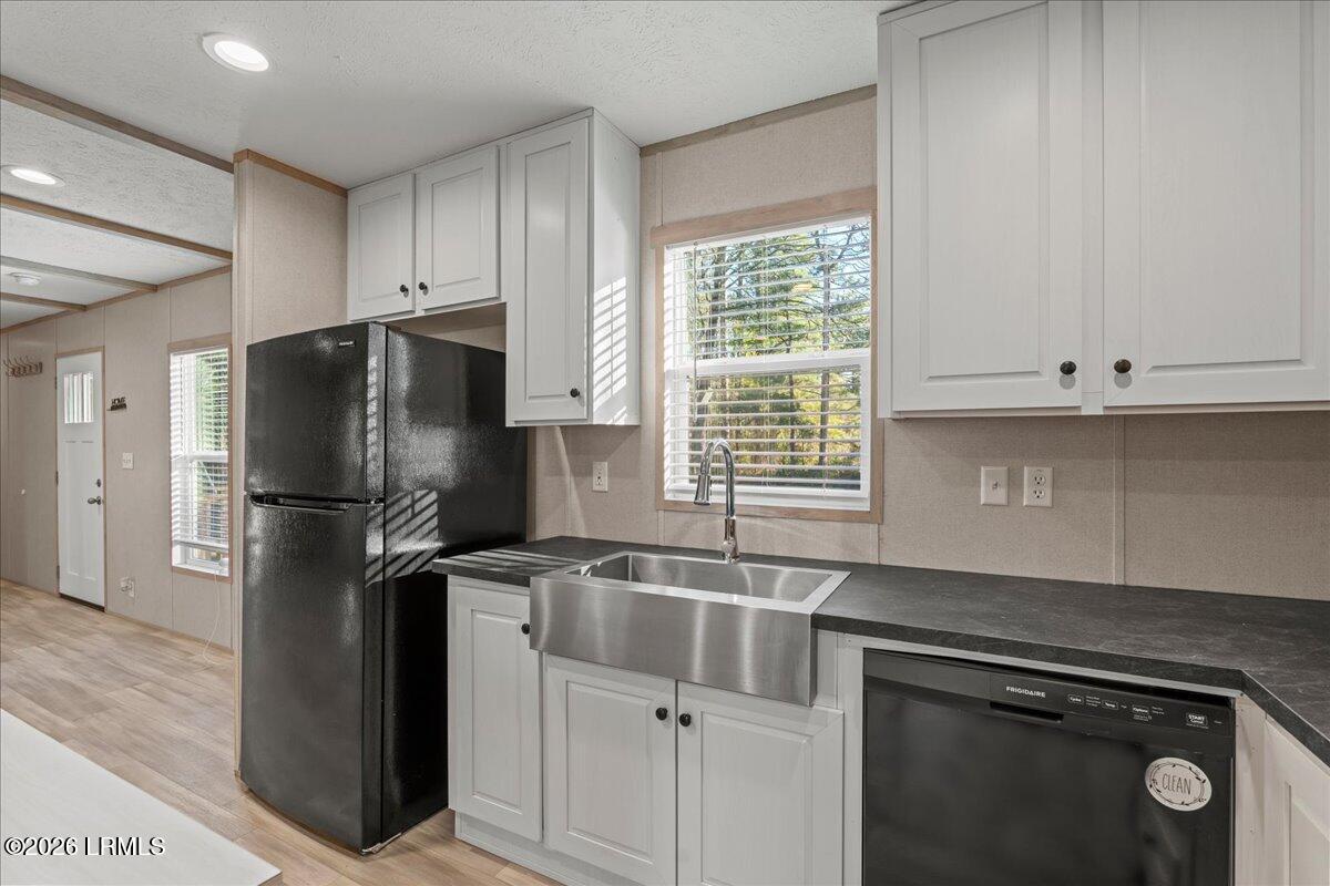 3 State Rd S-7-458 Beaufort, SC 29906 - Photo 8 of 26 Kitchen4