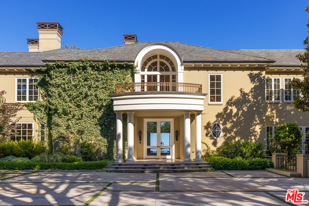 10 Beverly Park Beverly Hills, CA 90210 - Photo 2 of 33 a front view of a house