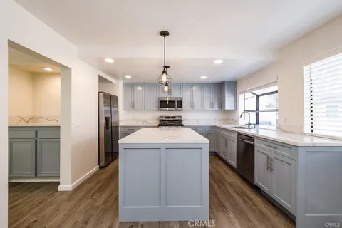 $4,500 | 5800 Owensmouth Avenue, Unit 14, Woodland Hills, CA 91367