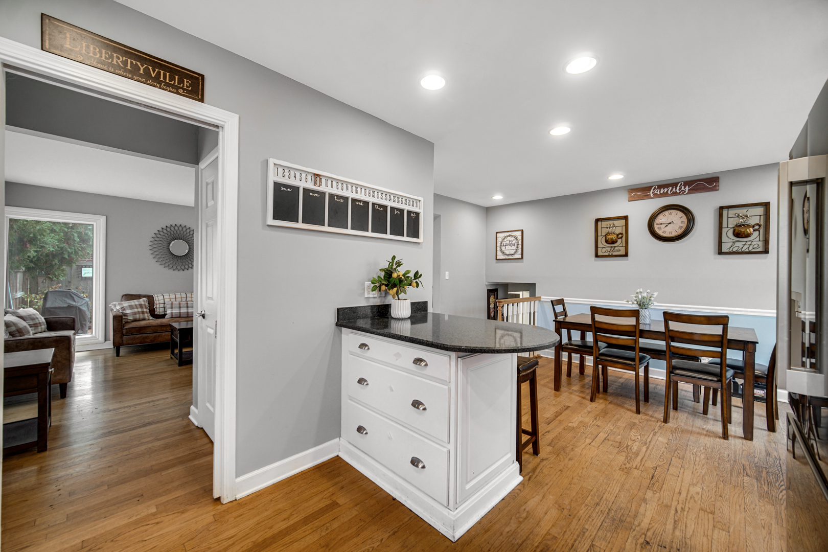 533 Drake Street Libertyville, IL 60048 - Photo 12 of 43 a living room with furniture and wooden floor