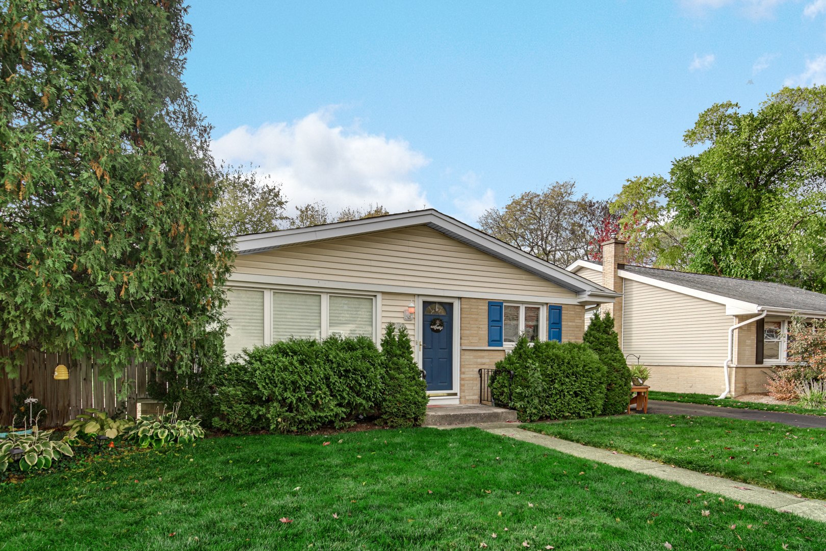 533 Drake Street Libertyville, IL 60048 - Photo 2 of 43 a view of a house with a yard and potted plants