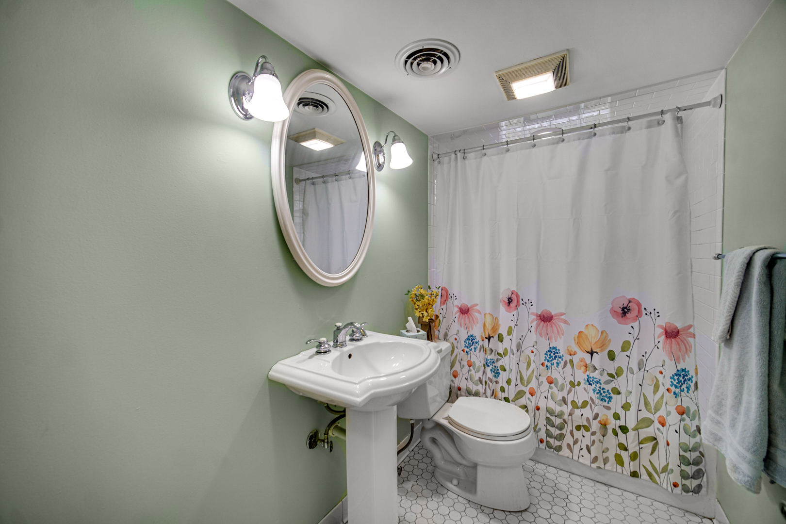533 Drake Street Libertyville, IL 60048 - Photo 23 of 43 a bathroom with a sink toilet and a mirror