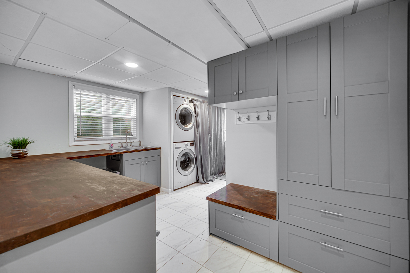 533 Drake Street Libertyville, IL 60048 - Photo 26 of 43 a kitchen with stainless steel appliances granite countertop a refrigerator and a stove