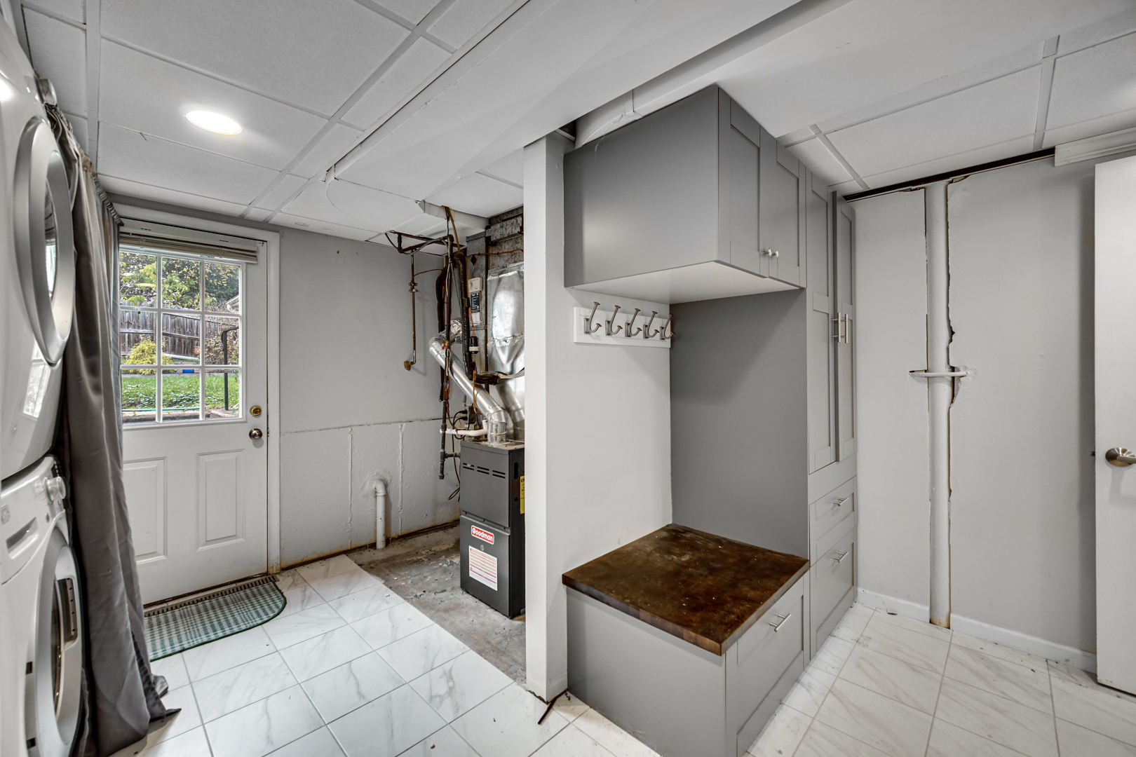 533 Drake Street Libertyville, IL 60048 - Photo 28 of 43 a view of entryway with cabinets