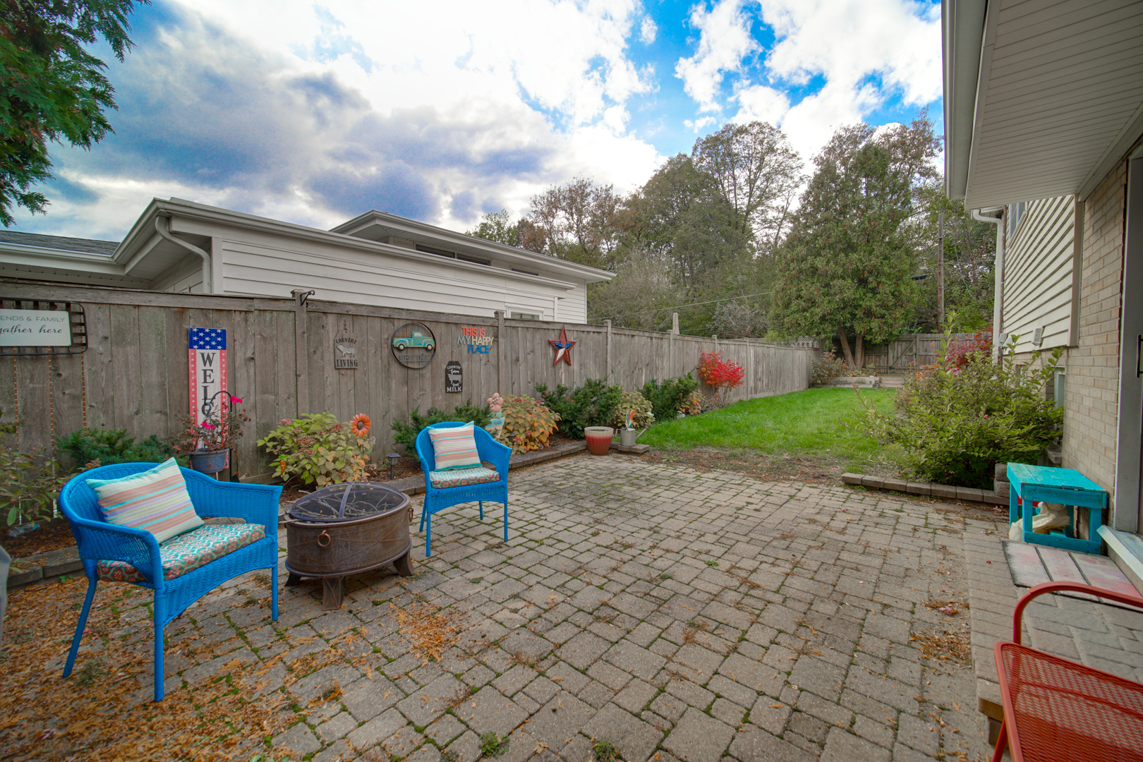 533 Drake Street Libertyville, IL 60048 - Photo 29 of 43 a front view of house with yard seating and green space