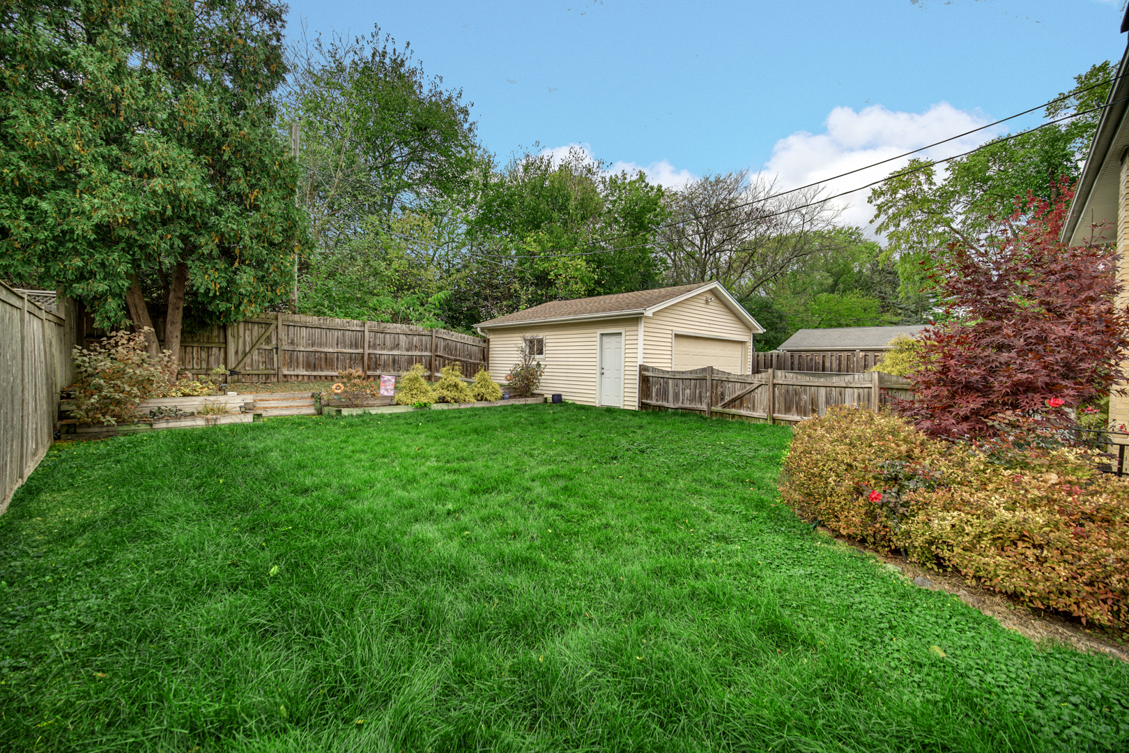 533 Drake Street Libertyville, IL 60048 - Photo 31 of 43 a view of a house with backyard and sitting area