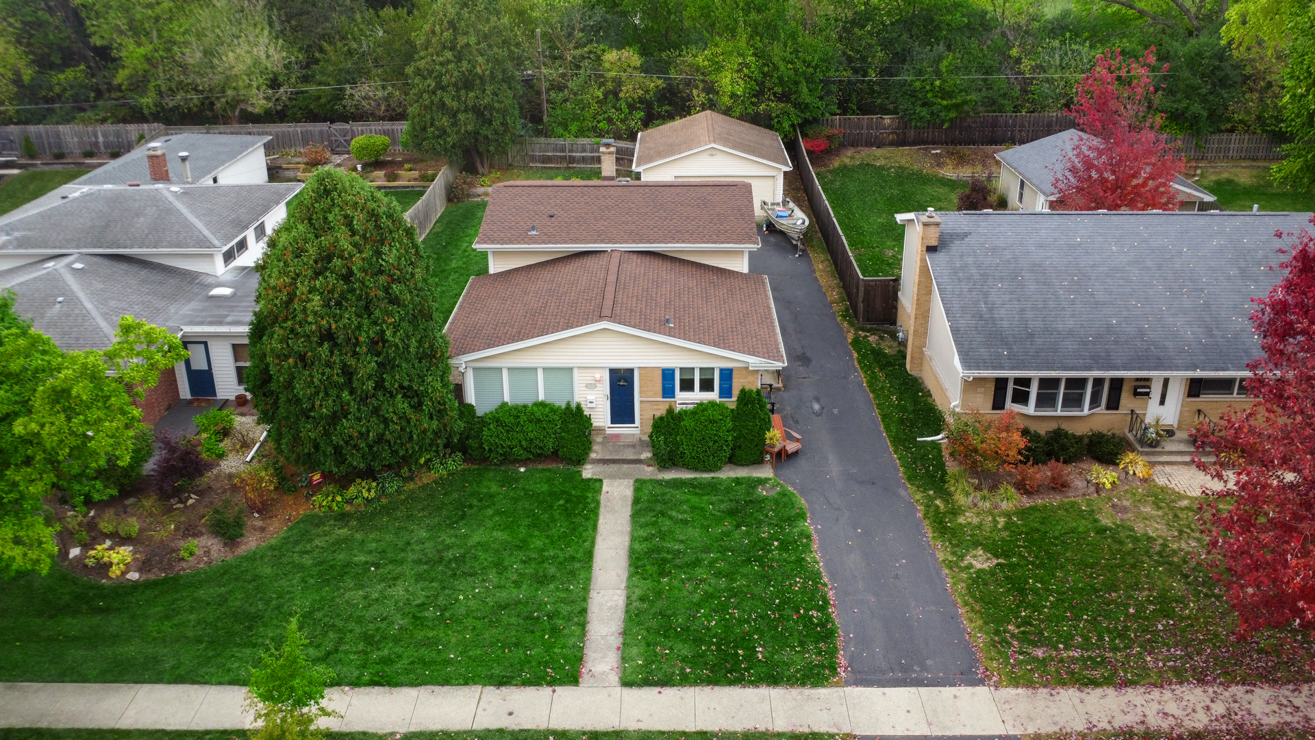533 Drake Street Libertyville, IL 60048 - Photo 37 of 43 an aerial view of multiple houses with yard
