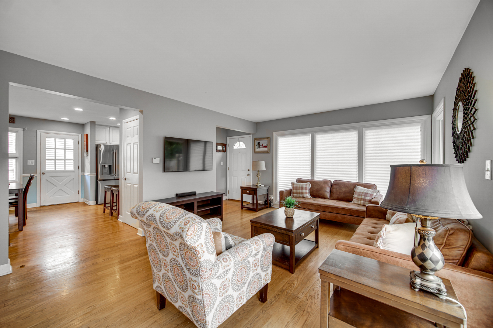 533 Drake Street Libertyville, IL 60048 - Photo 5 of 43 a living room with furniture and a flat screen tv