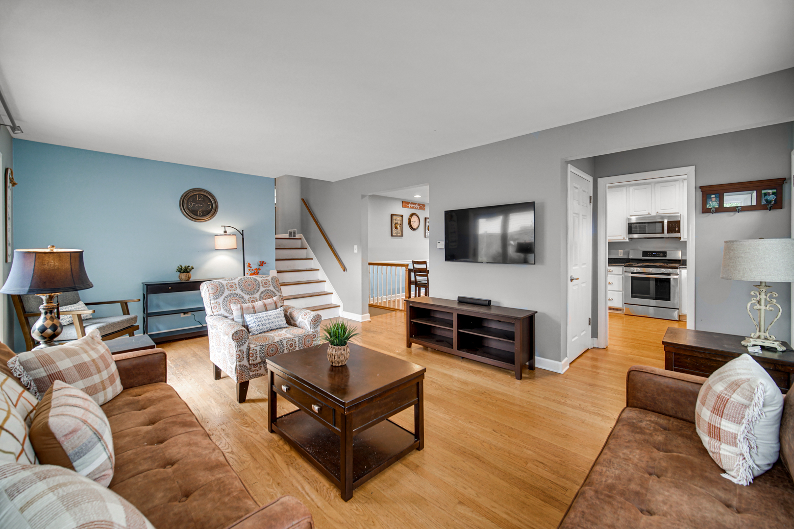 533 Drake Street Libertyville, IL 60048 - Photo 7 of 43 a living room with furniture and a flat screen tv