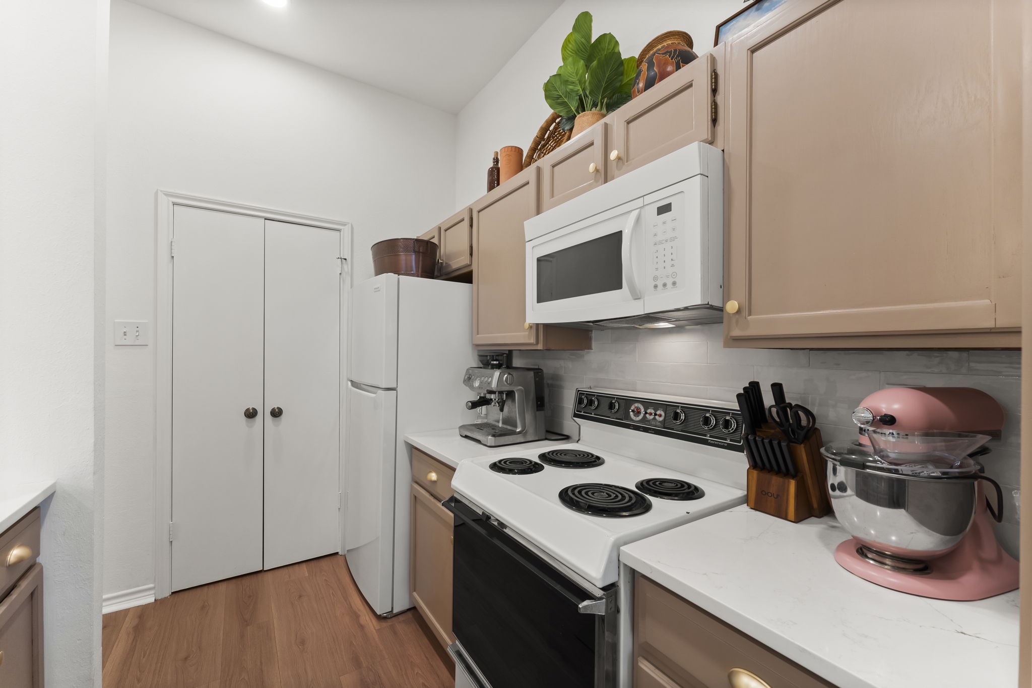 3500 Tangle Brush Drive, Unit 178 Spring, TX 77381 - Photo 25 of 42 a kitchen with a stove and a microwave