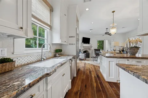 $1,695,000 | 1819 Banks Street, Houston, TX 77098