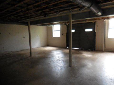 1024 North Sanctuary Road Chattanooga, TN 37421 - Photo 14 of 20 garage