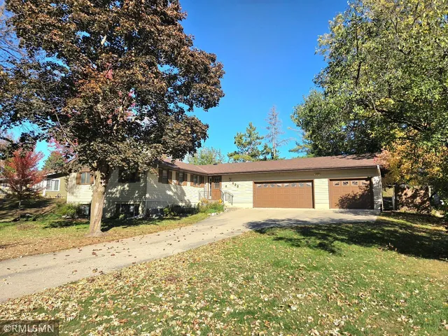 $355,900 | 400 Edgewood Drive, Glencoe, MN 55336