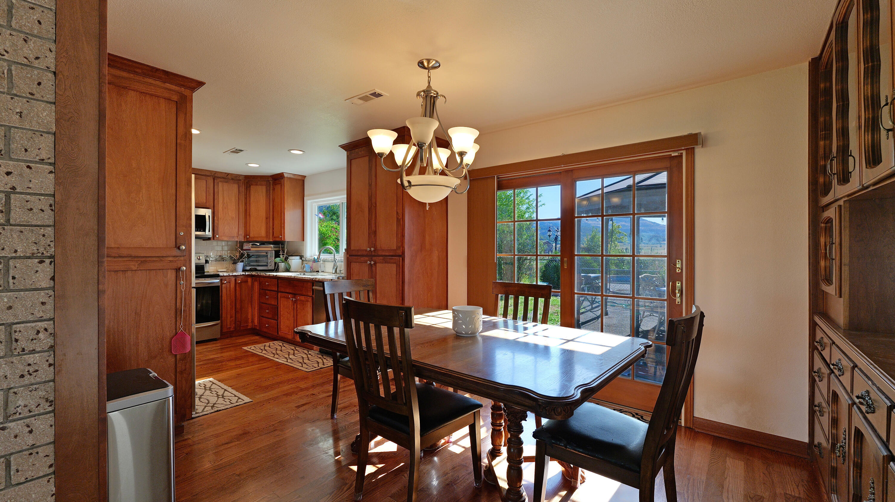 2909 Ball Road Eagle Point, OR 97524 - Photo 13 of 37 Dining