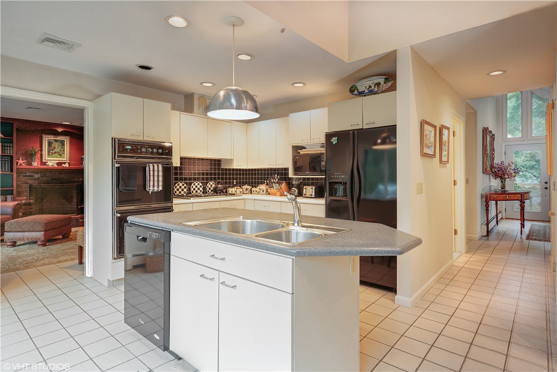 19 Shore Road Westerly, RI 02891 - Photo 8 of 21