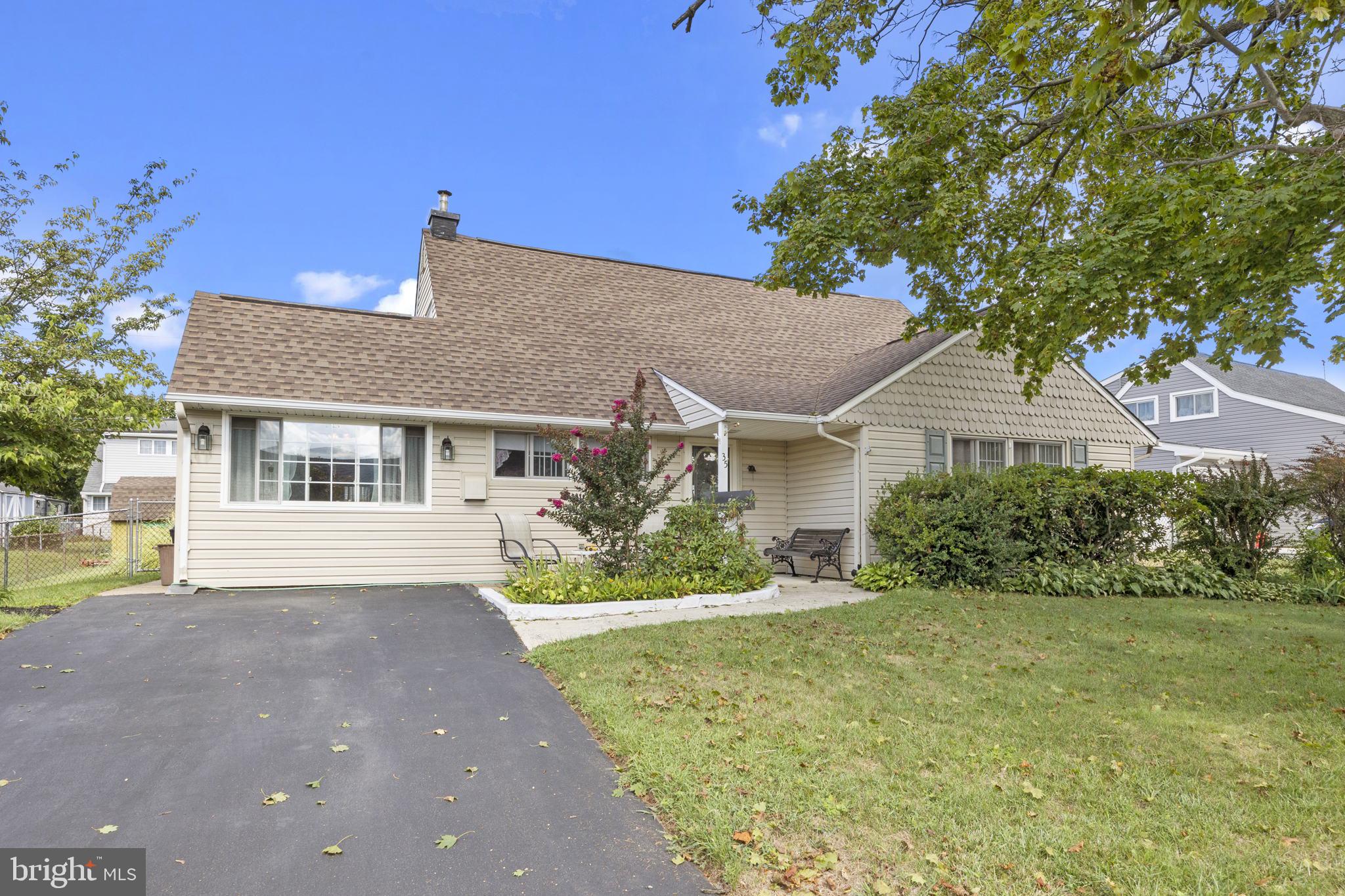35 Hydrangea Road Levittown, PA 19056 - Photo 1 of 32 Gallery Image 1