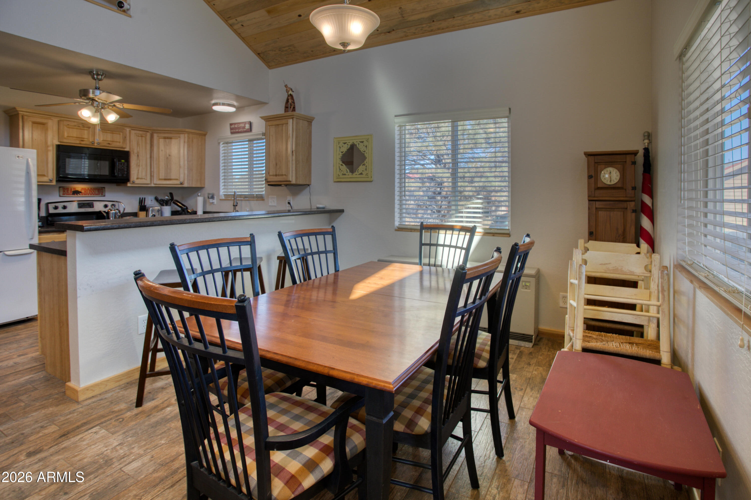 2751 Pineview Court Overgaard, AZ 85933 - Photo 5 of 22 PaxmanPh_IMG_9040