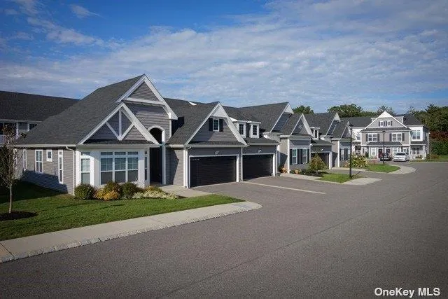 $3,295 | 300 Sutton Court, Unit 115, Mount Sinai, NY 11766