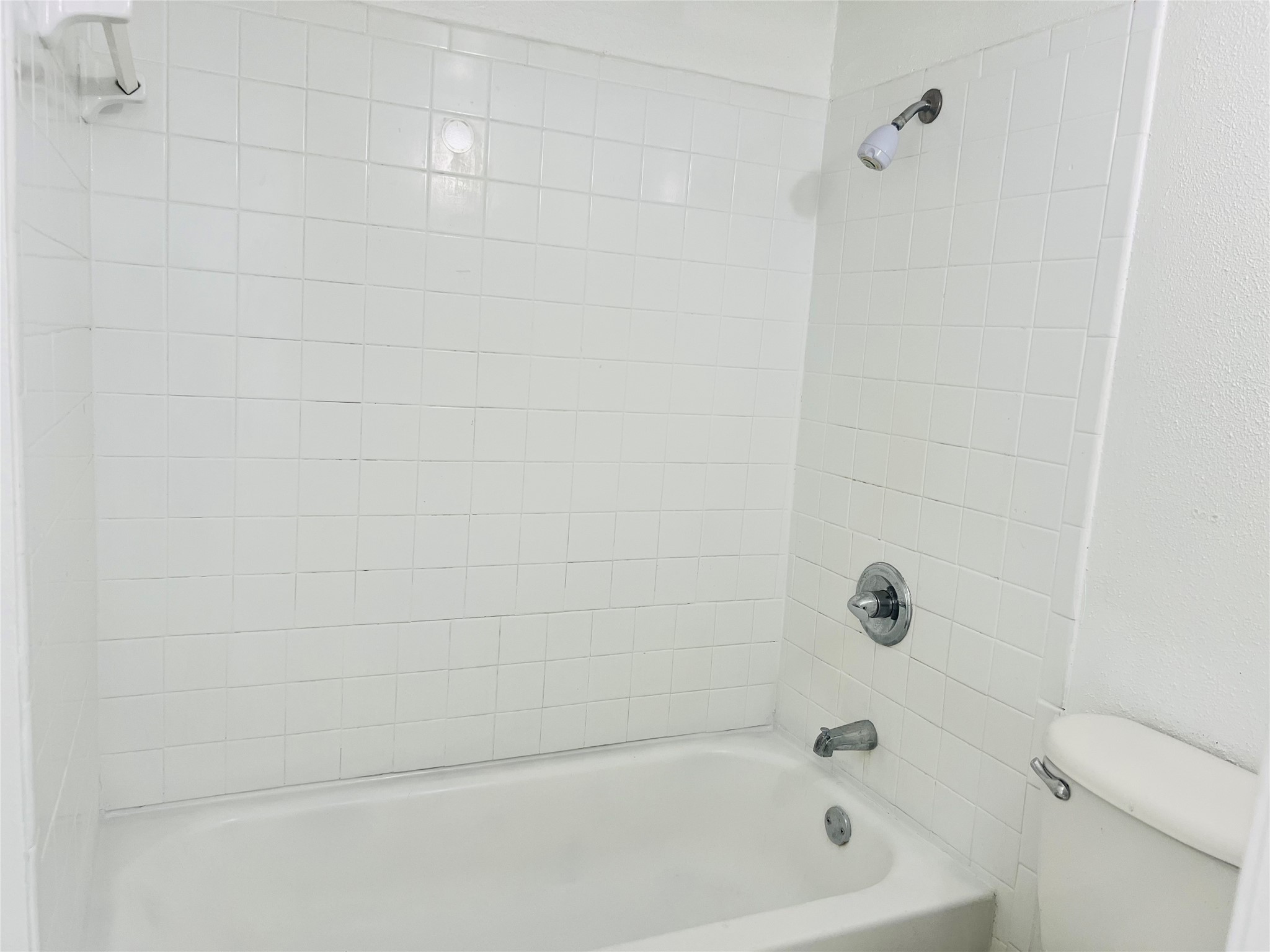 2800 Jeanetta Street, Unit 1702 Houston, TX 77063 - Photo 15 of 23 a bathroom with a bathtub