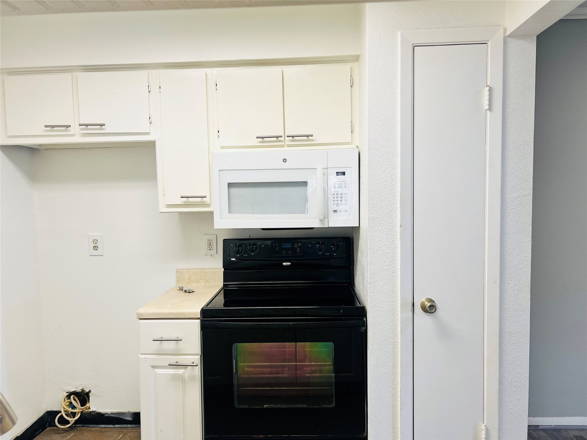 2800 Jeanetta Street, Unit 1702 Houston, TX 77063 - Photo 8 of 23 a close view of a stove top oven sitting inside of a kitchen