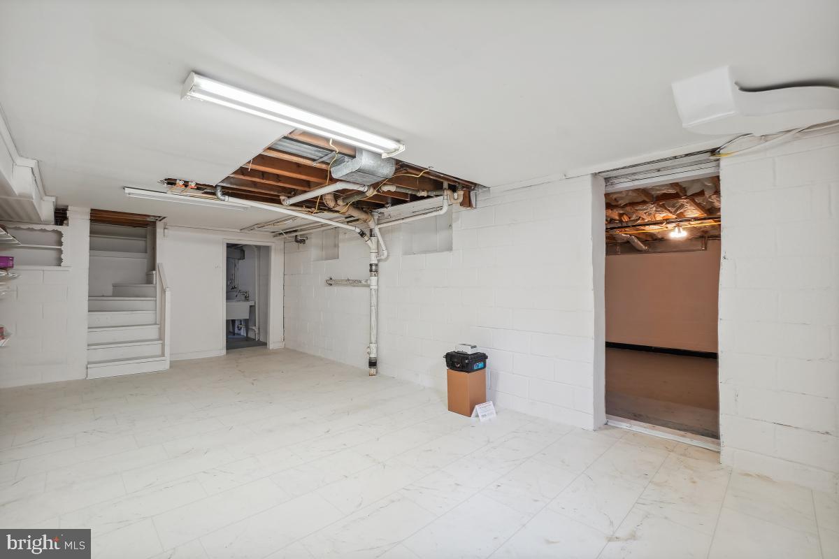 8610 Melwood Road Bethesda, MD 20817 - Photo 42 of 44 an empty room with windows