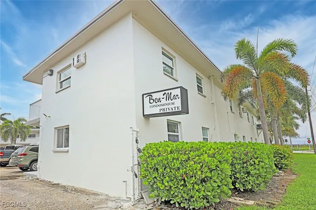 $949 | 2590 First Street, Unit 105, Fort Myers, FL 33901