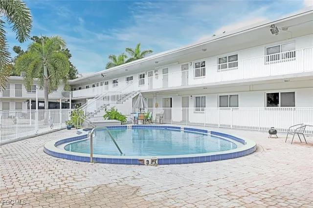 $949 | 2590 First Street, Unit 105, Fort Myers, FL 33901