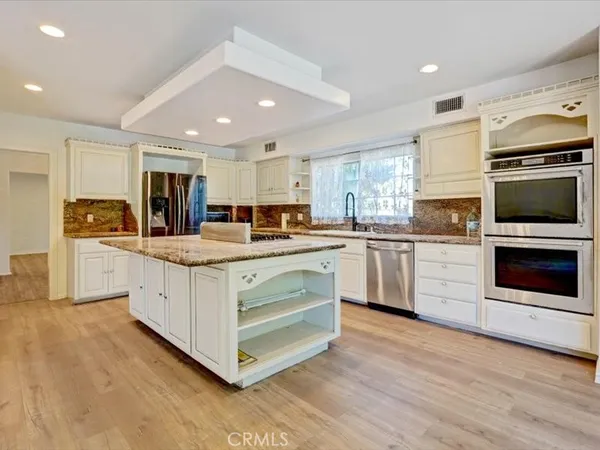 $7,500 | 5224 Woodlake Avenue, Woodland Hills, CA 91367