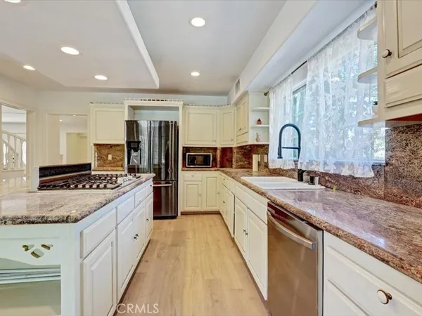 $7,500 | 5224 Woodlake Avenue, Woodland Hills, CA 91367