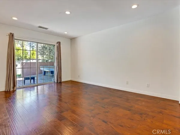$7,500 | 5224 Woodlake Avenue, Woodland Hills, CA 91367