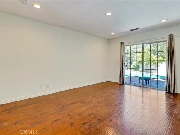 $7,500 | 5224 Woodlake Avenue, Woodland Hills, CA 91367