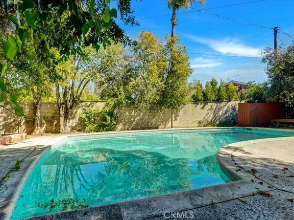 $7,500 | 5224 Woodlake Avenue, Woodland Hills, CA 91367