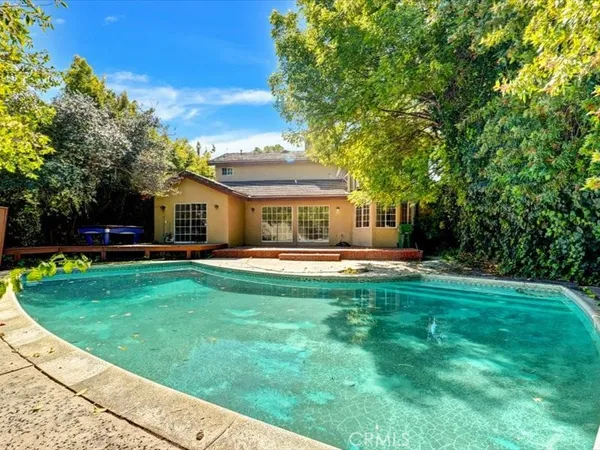 $7,500 | 5224 Woodlake Avenue, Woodland Hills, CA 91367